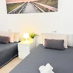 Bright And Cozy Flat By The فوينخيرولا