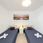 Bright And Cozy Flat By The شقة