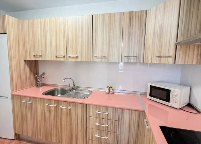 Bright And Cozy Flat By The דירה