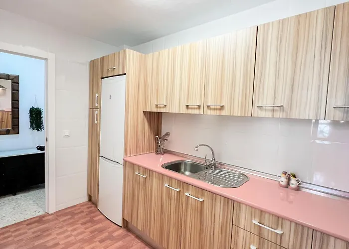 Bright And Cozy Flat By The דירה