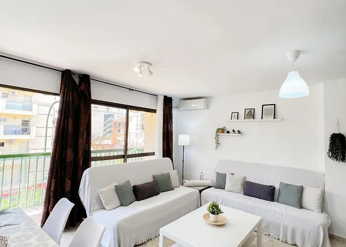 Bright And Cozy Flat By The דירה